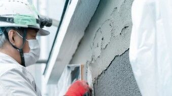 塗装作業中の職人